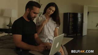 Slutty ਕਾਲੇ ਬਾਲਾਂ ਵਾਲੀ ਗੋਰੀ ਦੀ ਲੋੜ ਹੈ, ਇੱਕ ਵੱਡੀ ਲੂੰਡ ਤਾਣੀ ਕਰਨ ਲਈ ਉਸ ਚੂਤ