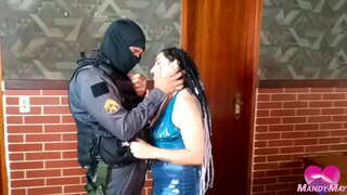 дала в задницу полицейскому