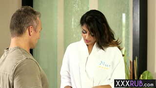 Сексуальная красотка София Леоне встала тезләренә һәм проглотила әгъзасы соң массажа