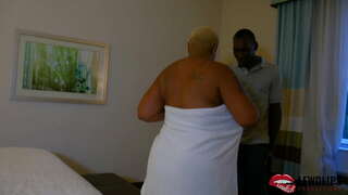 Dame Onyxx naai haar massage terapeut