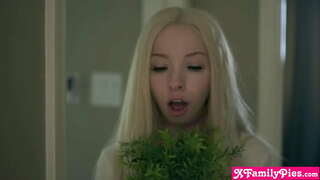 Мая ненаедная юная мініяцюрная зводная сястра не магла перастаць трахаць шлюшка