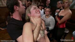 Светловолосая айым Лорелей Барбы коет блондинку менен кляпом кургоо болуп жаткан жана бьет анын палками алдында топтошкон элди коомдук жерде, андан кийин Жеймс Жаддын жана незнакомец трахают анын