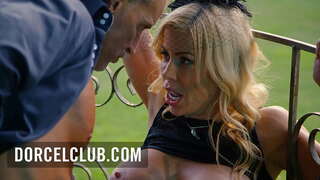 Sex i parken med en busty blonde MILF