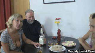 Frumusețea tânără face sex cu cuplul vechi