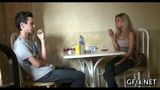 Һәм ултырған малайҙарға ҡараны.