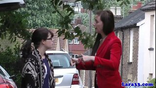 английская зрелая, забирающая невинную школьницу