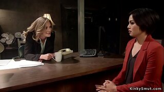 ɇ�髪レズビアン肛門fucks幅の副官とストラップコックに