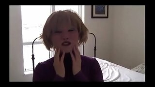 Vehivavy mametraka ny vehivavy saron-tava milalao amin&#039;ny dildo