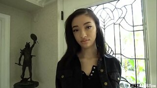 Kinky Ģimenes - Mans y. 18 y.o. stepsister mēģināja līst ārā no mājas, lai puse