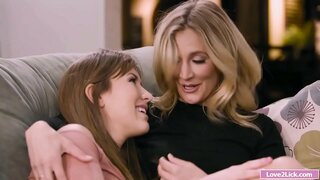 Мачеха получает растягивание и лизание ее задницы от падчерицы