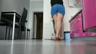 Mamma leker på kjøkkenet. Veldig kåt og våt fitte