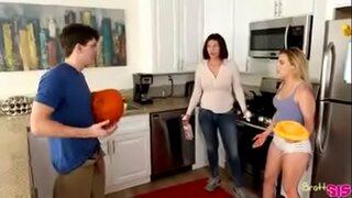 Sluip met stiefsuster terwyl ma doen labore huis