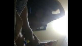 Chaparrita bine curva se bucură având penisul în interiorul