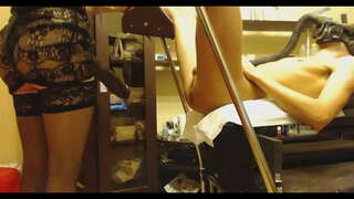 Fyren Tar Gigantiske Strapon Opp Rumpa